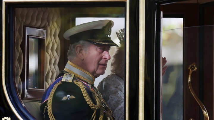 Ο βασιλιάς Κάρολος εισήχθη στο νοσοκομείο λόγω παρενεργειών από τη θεραπεία για τον&hellip;