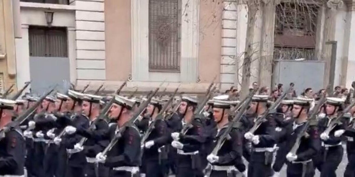 Υπουργείο Άμυνας: Πειθαρχικός έλεγχος για τα χυδαία συνθήματα στην παρέλαση