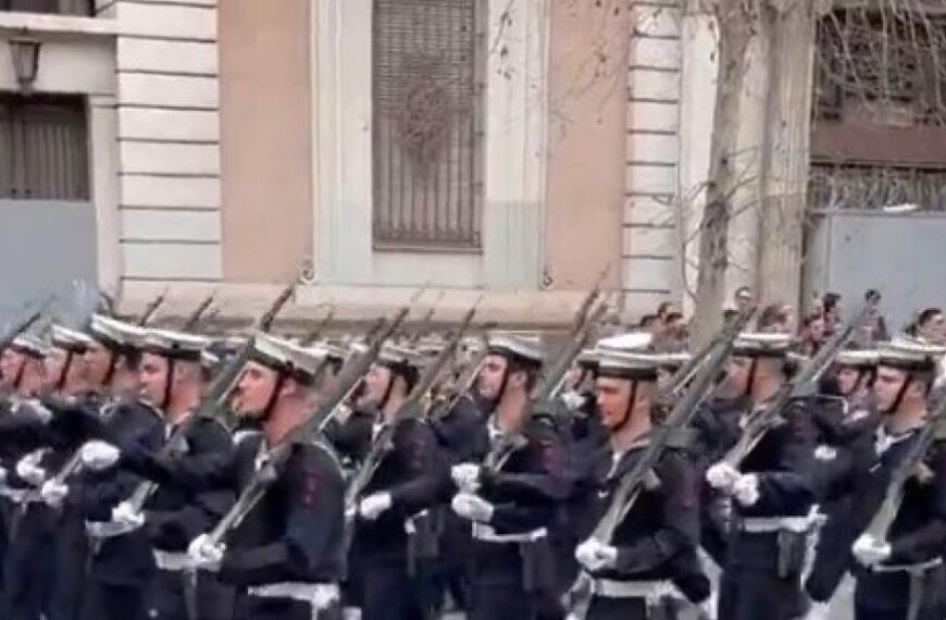 Υπουργείο Άμυνας: Πειθαρχικός έλεγχος για τα χυδαία συνθήματα στην παρέλαση