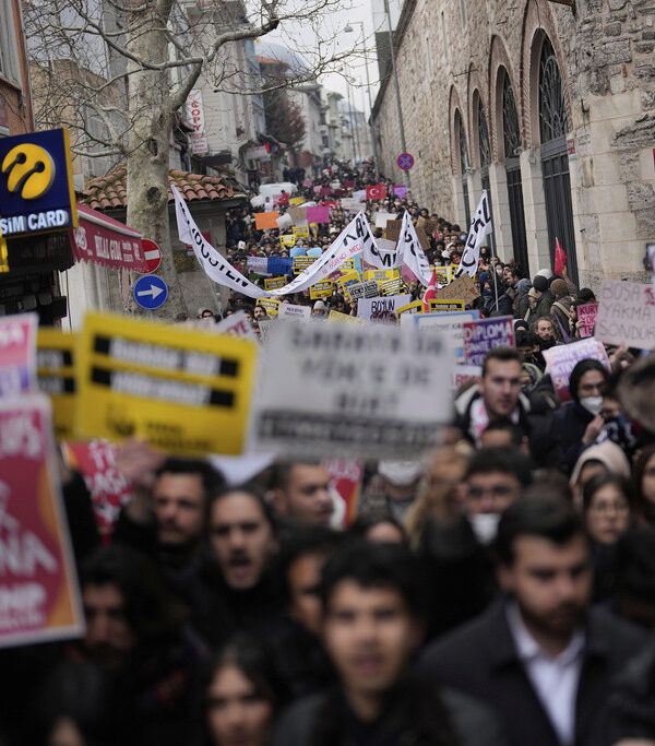 Τουρκία: Xιλιάδες διαδηλώνουν για την κράτηση του Εκρέμ Ιμάμογλου