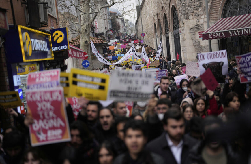 Τουρκία: Xιλιάδες διαδηλώνουν για την κράτηση του Εκρέμ Ιμάμογλου