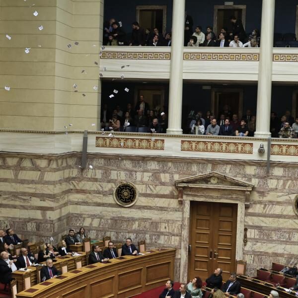 Τέμπη: Ομιλία Μητσοτάκη στη συζήτηση για την πρόταση δυσπιστίας – Πέταξαν τρικάκια:&hellip;