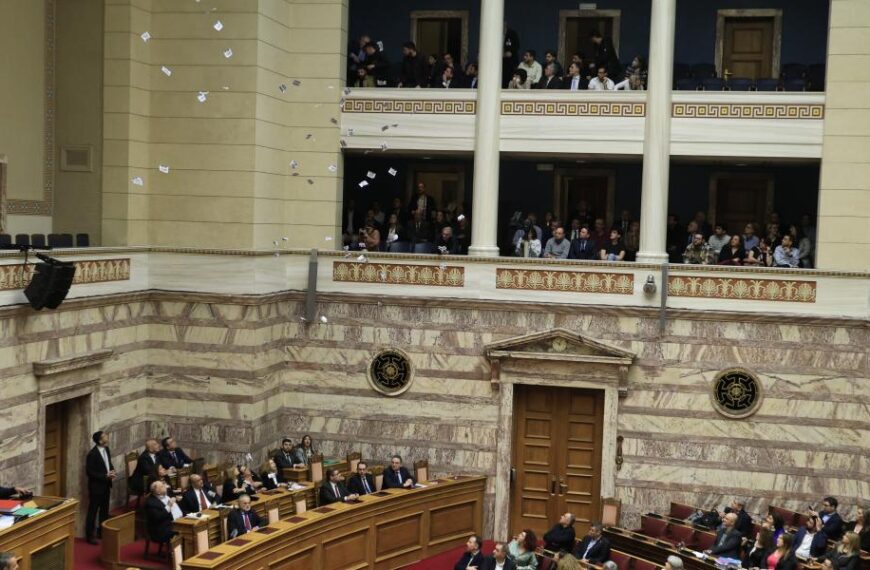 Τέμπη: Ομιλία Μητσοτάκη στη συζήτηση για την πρόταση δυσπιστίας – Πέταξαν τρικάκια: «Φύγετε τώρα»