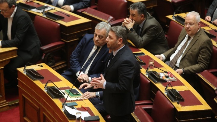 Πρόταση δυσπιστίας / Ανδρουλάκης: Οι πράξεις της κυβέρνησης αποτελούν μνημείο εγκληματικής ανικανότητας για την τραγωδία των Τεμπών