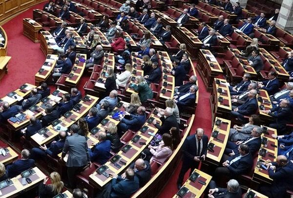 Βουλή: Κορυφώνεται στην Ολομέλεια η συζήτηση της πρότασης δυσπιστίας κατά της κυβέρνησης