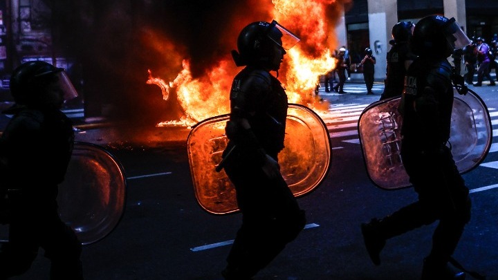 Αργεντινή: Τουλάχιστον 20 τραυματίες σε διαδηλώσεις υπέρ των συνταξιούχων