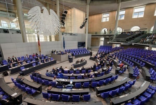 Γερμανία: Η Bundestag ψήφισε την άρση του «φρένου χρέους»