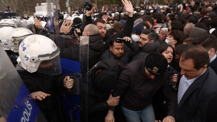 Τουρκία: Πλαστικές σφαιρες και δακρυγόνα κατά τη διάρκεια συγκέντρωσης στην Κωνσταντινούπολη