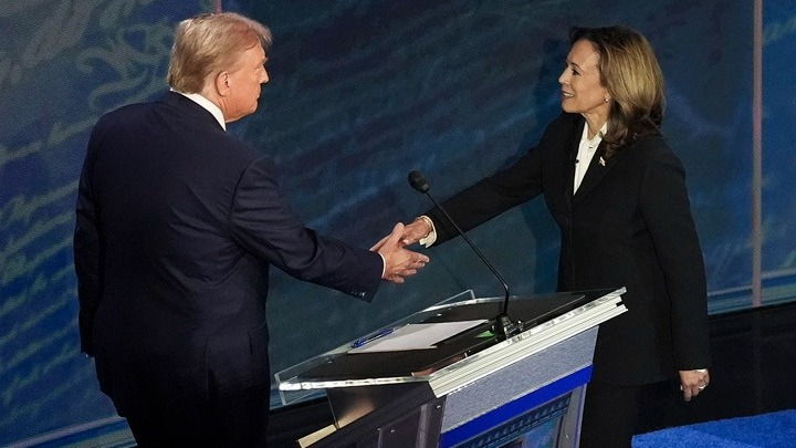 Ο Τραμπ ακύρωσε τις άδειες χειρισμού απορρήτων της Χάρις και της Κλίντον