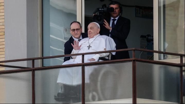 O Πάπας ευλόγησε τους πιστούς από το νοσοκομείο