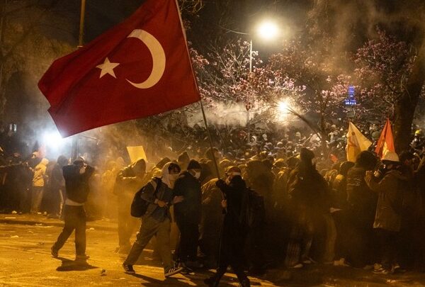 Τουρκία: Συνεχίζονται οι λαϊκές διαμαρτυρίες
