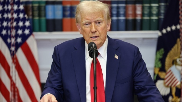 Ο Τραμπ ανακοινώνει απόψε την επιβολή δασμών στα εισαγόμενα αυτοκίνητα – Υποχωρούν οι μετοχές των αμερικανικών αυτοκινητοβιομηχανιών