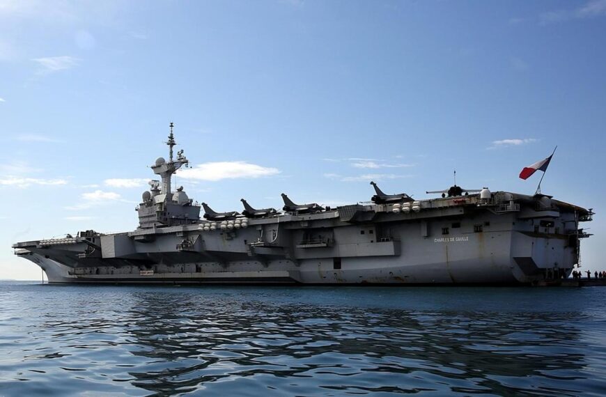 Το αεροπλανοφόρο Σαρλ ντε Γκολ στον Φαληρικό όρμο