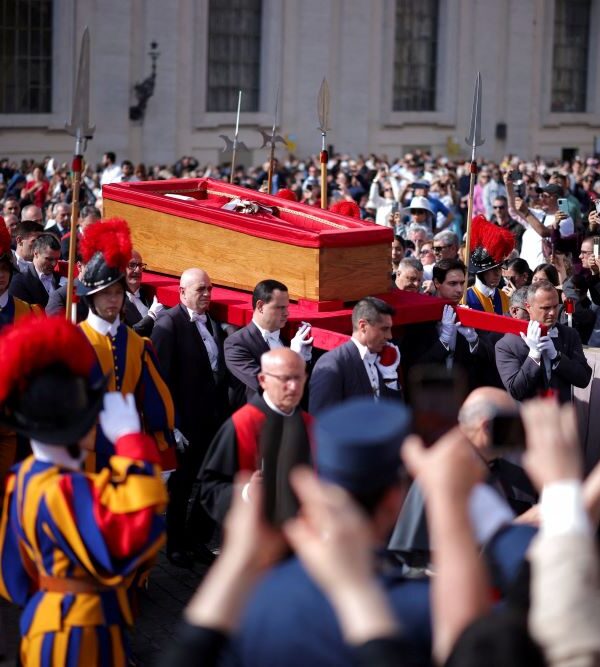 Το σκήνωμα του πάπα Φραγκίσκου μεταφέρθηκε στη Βασιλική του Αγίου Πέτρου