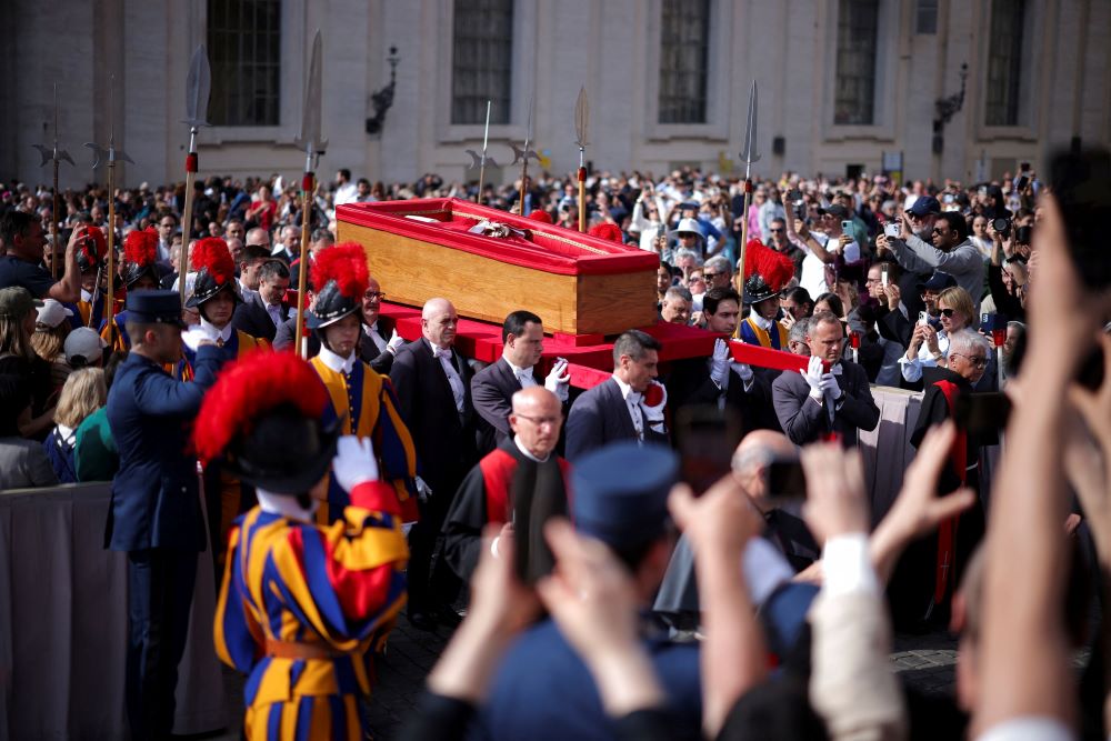 Το σκήνωμα του πάπα Φραγκίσκου μεταφέρθηκε στη Βασιλική του Αγίου Πέτρου