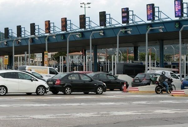 Αγροτικά μπλόκα και έξοδος εκδρομέων: Χαμηλές ταχύτητες και καθυστερήσεις στο εθνικό οδικό&hellip;