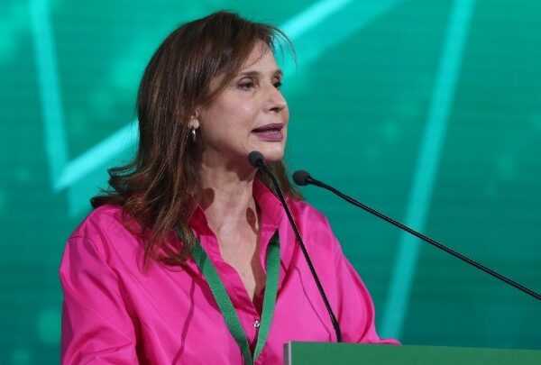 ΠΑΣΟΚ-ΚΙΝΑΛ: Αναστολή κομματικής ιδιότητας για ένα χρόνο στην Κατερίνα Μπατζελή