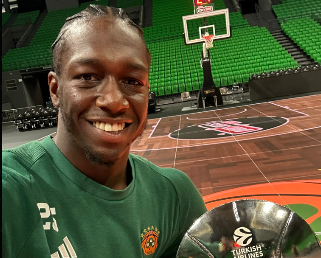 Το βραβείο του MVP παρέδωσε στον Κέντρικ Ναν ο Δημήτρης Γιαννακόπουλος