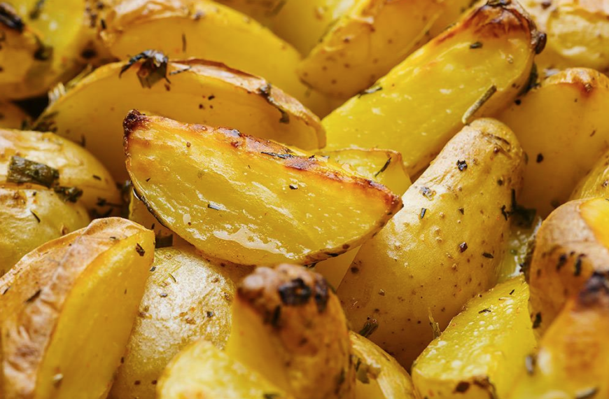 Μενού Μεγάλης Τετάρτης: Φακές σούπα και πατάτες με ντομάτα στο φούρνο