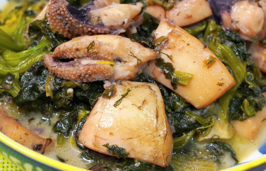 Το μενού της Μεγάλης Πέμπτης: Σουπιές με σπανάκι και ψωμάκια με ελιές και ρίγανη