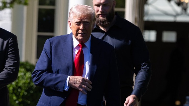 Ντόναλντ Τραμπ: 100 Ημέρες Διχασμού και Προκλήσεων