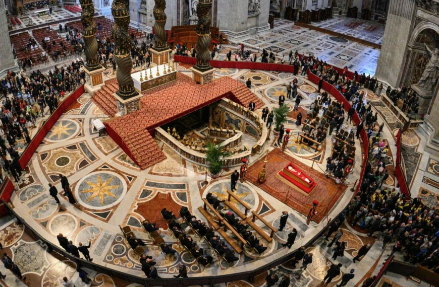 Το φάντασμα του Τραμπ πλανάται πάνω από το Βατικανό: Ένα διπλωματικό ναρκοπέδιο στην κηδεία του Πάπα Φραγκίσκου