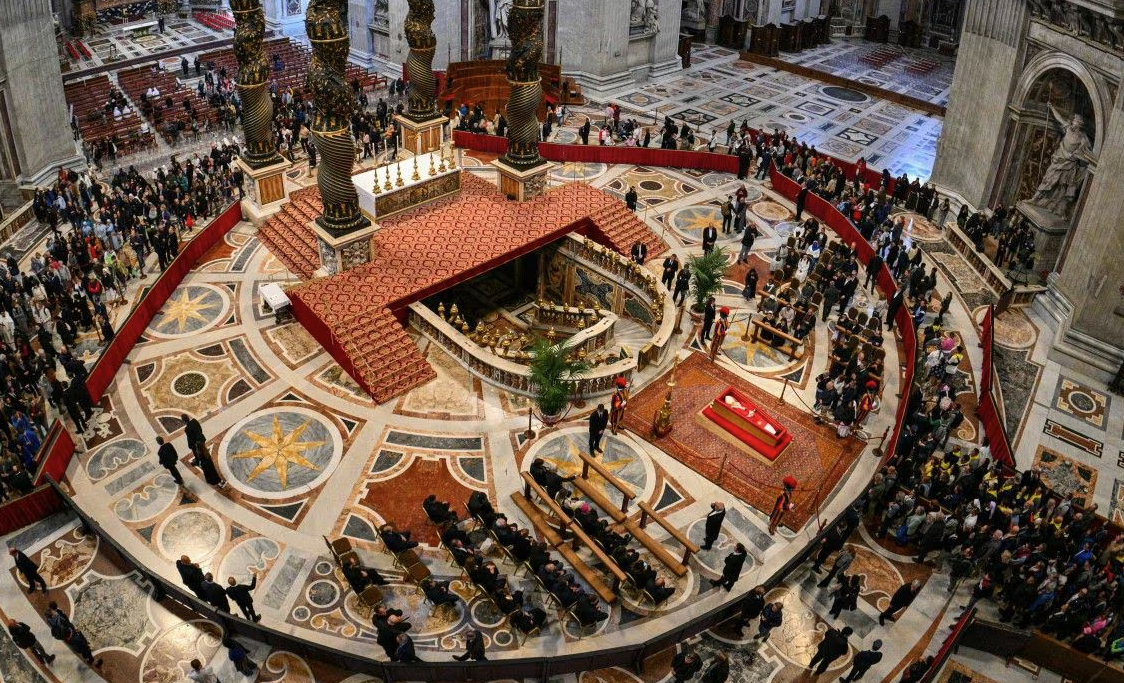 Το φάντασμα του Τραμπ πλανάται πάνω από το Βατικανό: Ένα διπλωματικό ναρκοπέδιο στην…