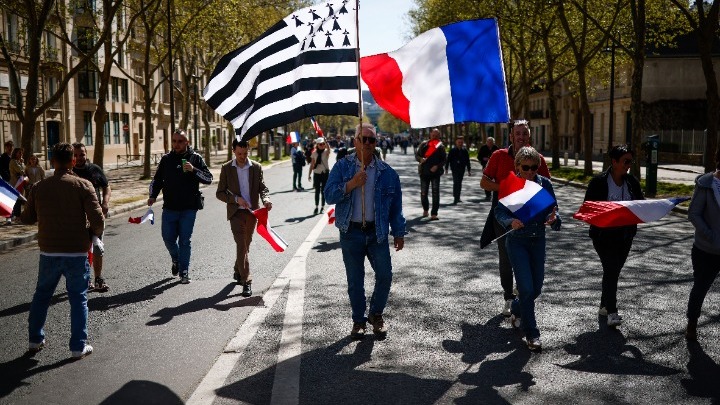 Η Μαρίν Λεπέν καταγγέλλει μια «πολιτική απόφαση» μιλώντας στη συγκέντρωση υποστηρικτών της –…