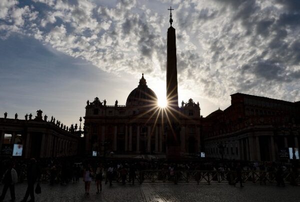 Το δράμα της εκλογής ενός Πάπα: Δωροδοκίες, συμπλοκές, διχασμοί