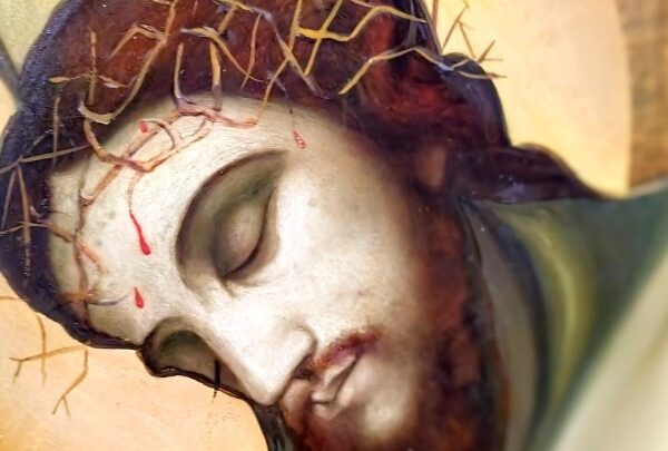 «Ο Ήλιος βρίσκεται σε έκλειψη κι εσύ το ακάνθινο στεφάνι του φορείς»