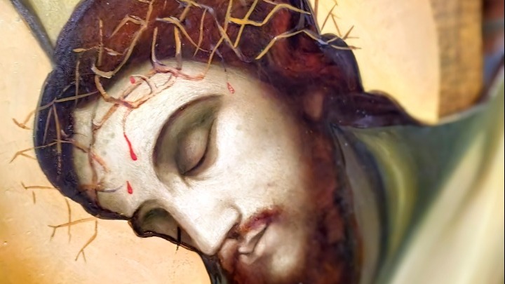 «Ο Ήλιος βρίσκεται σε έκλειψη κι εσύ το ακάνθινο στεφάνι του φορείς»