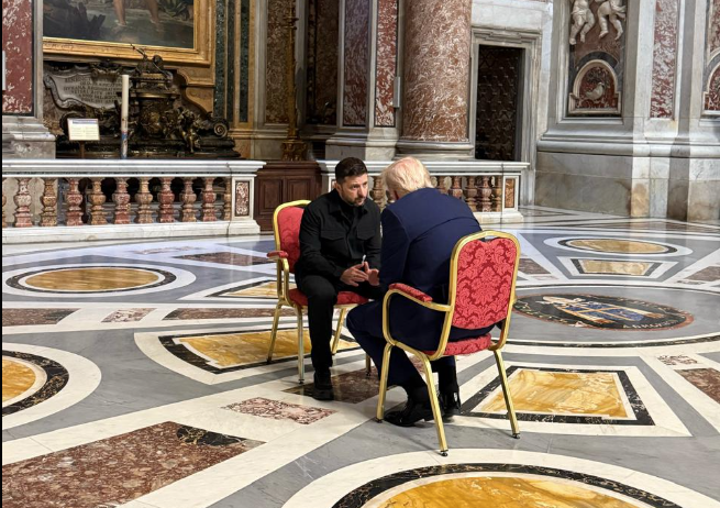 Το παρασκήνιο της 15λεπτης συνάντησης Τραμπ – Ζελένσκι στη Ρώμη: Τι αποκαλύπτει&hellip;