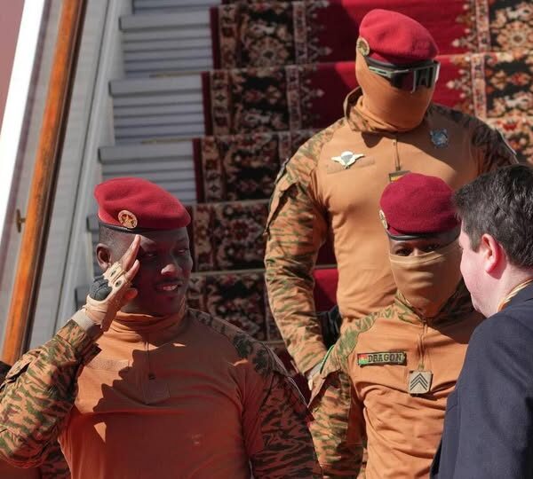 Ιμπραήμ Τραορέ: Ο ηγέτης της Μπουρκίνα Φάσο που αγωνίζεται για την αξιοπρέπεια, την πρόοδο και την εθνική κυριαρχία των Αφρικανών