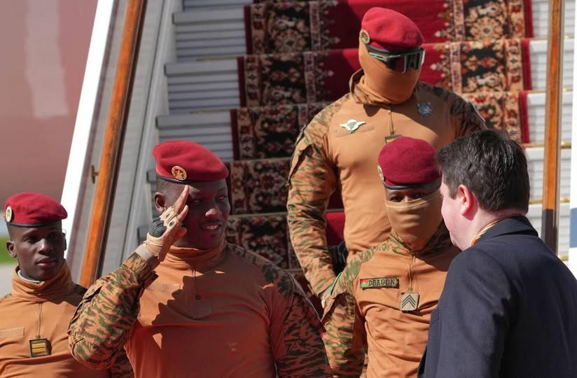 Ιμπραήμ Τραορέ: Ο ηγέτης της Μπουρκίνα Φάσο που αγωνίζεται για την αξιοπρέπεια, την πρόοδο και την εθνική κυριαρχία των Αφρικανών