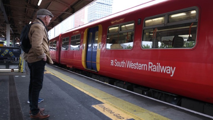 Η Βρετανία επανεθνικοποιεί τους σιδηροδρόμους