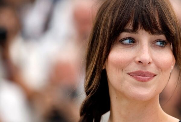 Η Ντακότα Τζόνσον ετοιμάζεται για το σκηνοθετικό της ντεμπούτο με σενάριο της&hellip;