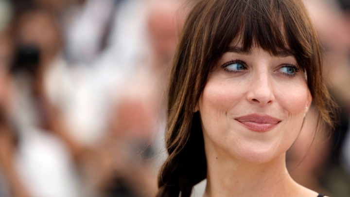 Η Ντακότα Τζόνσον ετοιμάζεται για το σκηνοθετικό της ντεμπούτο με σενάριο της Βανέσα Μπούργκαρντ