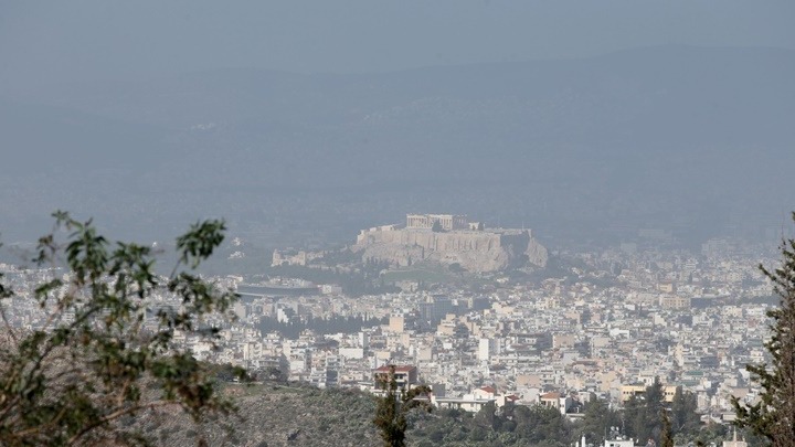 Καιρός: Νοτιάδες και λασποβροχές με σκόνη από τη Σαχάρα