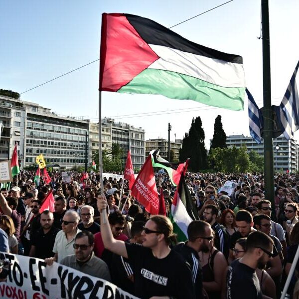 Μαζική συγκέντρωση στο Σύνταγμα για τη Γενοκτονία στη Λωρίδα της Γάζας