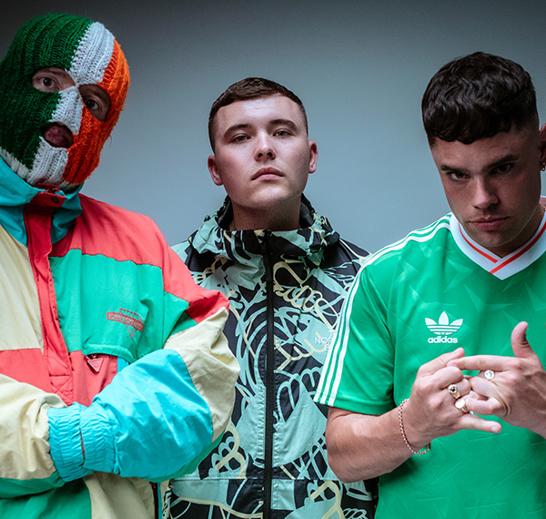 Οι Kneecap μιλούν για πρώτη φορά μετά τη δίωξη μέλους τους για τρομοκρατία – Η ιστορία και οι διώξεις του ιρλανδικού hip hop συγκροτήματος