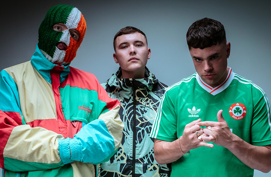 Οι Kneecap μιλούν για πρώτη φορά μετά τη δίωξη μέλους τους για τρομοκρατία – Η ιστορία και οι διώξεις του ιρλανδικού hip hop συγκροτήματος