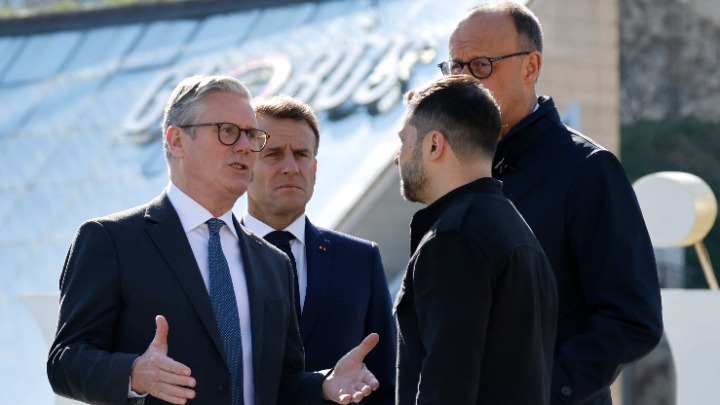 Μακρόν και Μερτς απειλούν τη Ρωσία για πολύ σκληρότερες κυρώσεις αν δεν&hellip;