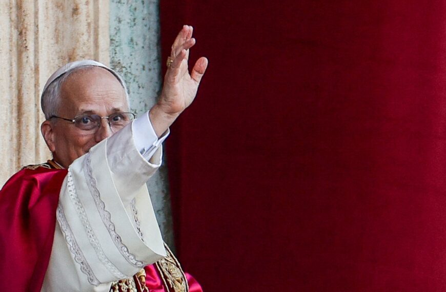 Λευκός καπνός: Το Κονκλάβιο εξέλεξε τον νέο Πάπα