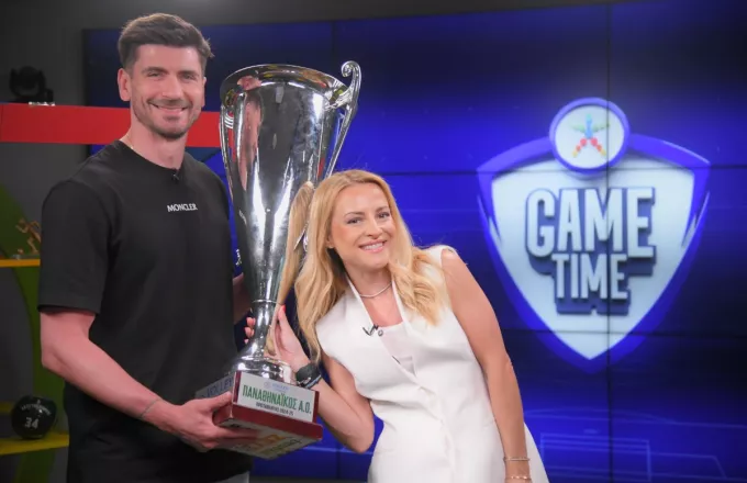 Ο Γιώργος Πετρέας με την κούπα του Πρωταθλητή στο ΟΠΑΠ Game Time