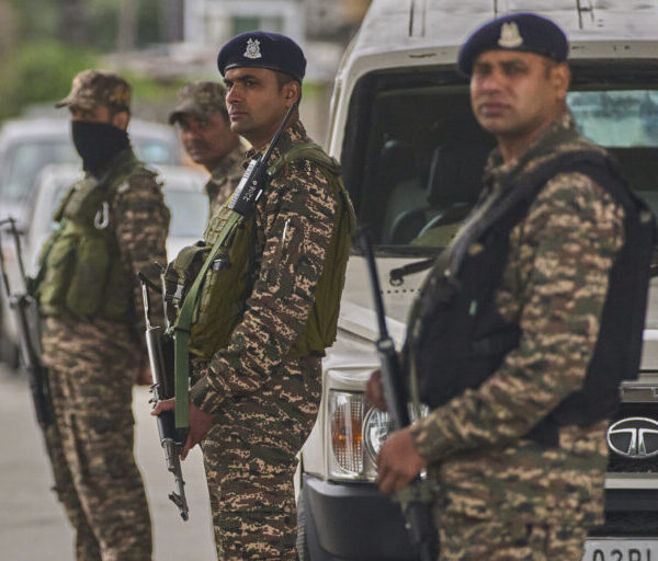 Η Ινδία κατηγορεί το Πακιστάν ότι παραβίασε την εκεχειρία ενώ ο Τραμπ&hellip;