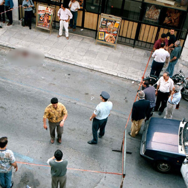 Η τρομοκρατική οργάνωση «17 Νοέμβρη» δολοφονεί στον Πειραιά τον εφοπλιστή Κώστα Περατικό