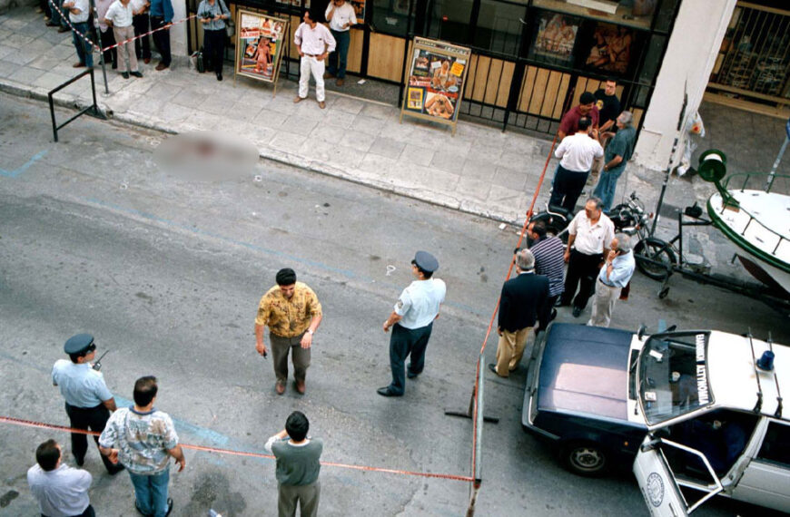 Η τρομοκρατική οργάνωση «17 Νοέμβρη» δολοφονεί στον Πειραιά τον εφοπλιστή Κώστα Περατικό