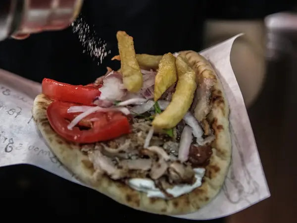 Είδος πολυτελείας το σουβλάκι: Ασταμάτητη η άνοδος της τιμής του αγαπημένου street food των Ελλήνων
