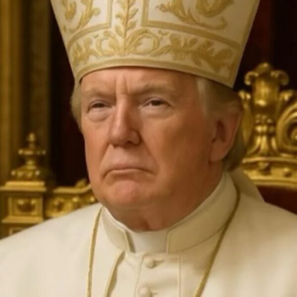 Ακραία επίδειξη ναρκισσισμού: Ο Ντόναλντ Τραμπ έγινε Πάπας