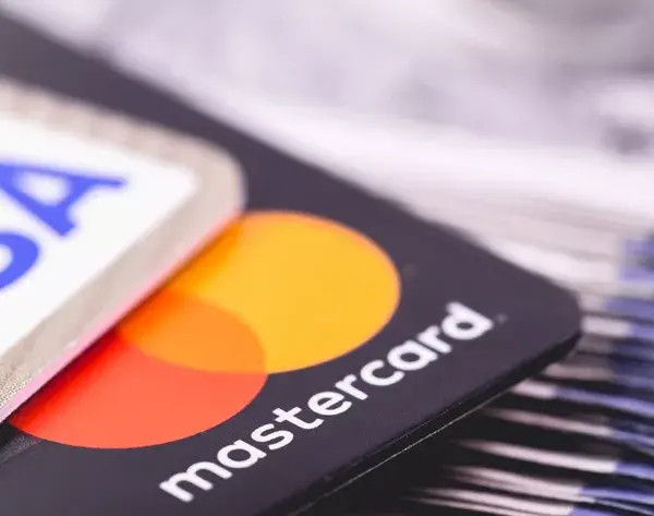 Έρευνα της ΕΕ για τα τέλη που επιβάλλουν Visa και Mastercard